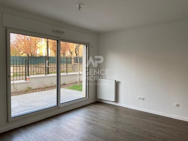 "Le Chesnay Résidence Emerige" Très beau 2 pièces entièrement rénové avec belle terrasse et jardin ! Loyer 1 423 €/mois charges comprises **  - Référence  10733