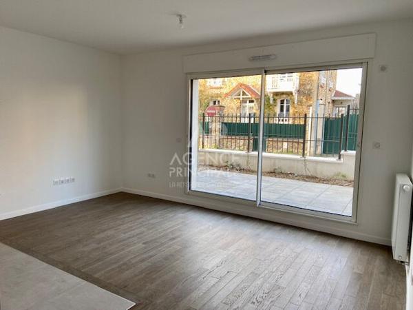 "Le Chesnay Résidence Emerige" Très beau 2 pièces entièrement rénové avec belle terrasse et jardin ! Loyer 1 423 €/mois charges comprises **  - Référence  10733