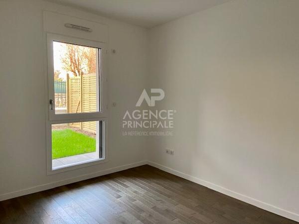 "Le Chesnay Résidence Emerige" Très beau 2 pièces entièrement rénové avec belle terrasse et jardin ! Loyer 1 423 €/mois charges comprises **  - Référence  10733