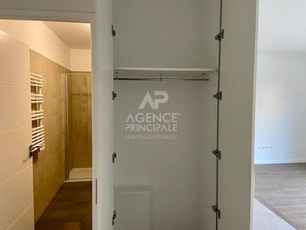 "Le Chesnay Résidence Emerige" Très beau 2 pièces entièrement rénové avec belle terrasse et jardin ! Loyer 1 423 €/mois charges comprises **  - Référence  10733