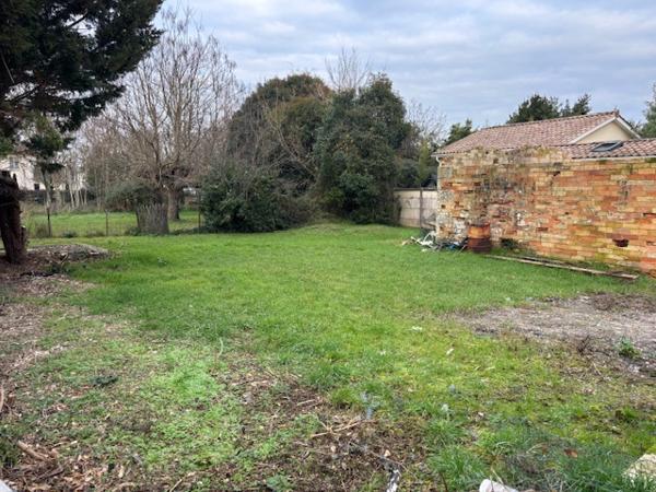 Saint-Médard-en-Jalles (33160) Démolition maison POUR TERRAIN Facade env. 25m ABSOLUMENT AU CALME