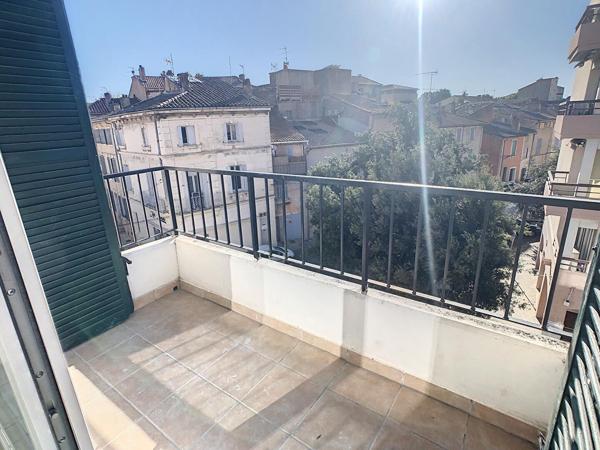 BEL APPARTEMENT CLIMATISE 64 m² au 3ème étage dans RESIDENCE - QUARTIER CALME - PARKING - CAVE - BALCON