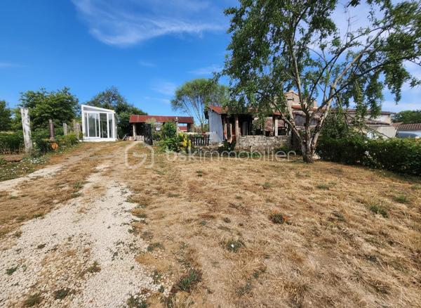 Amoureux de la pierre et des biens atypiques, cette maison est faite pour vous !

Située sur les hauteurs de Curzay-sur-vonne, dans un environnement calme et verdoyant, cette belle maison en pierre offre un cadre de vie privilégié, à proximité de la rivière et de la forêt. Son emplacement séduira les personnes en quête de tranquillité et de nature avec ses 1040m² de terrain.

Issue de la réunion de deux maisons, elle dispose aujourd'hui de deux entrées indépendantes, offrant de nombreuses possibilités : grande maison familiale, logement intergénérationnel, activité indépendante, ou encore création de deux espaces de vie distincts.

La maison se compose notamment de :

* 3 chambres,
* plusieurs pièces de vie lumineuses salon et salle à manger,
* 2 cuisines,
* une buanderie,
* une salle d'eau, une autre à rénover
* un WC à chaque étage,
* de nombreux espaces de rangement.

À l'extérieur, vous profiterez d'une superbe terrasse avec une vue dégagée sur la nature, d'un agréable jardin, d'un garage ainsi que de plusieurs dépendances, idéales pour le stockage, un atelier ou d'autres projets.

Côté prestations :

* huisseries en double vitrage PVC (une fenêtre reste en simple vitrage),
* chauffage principal avec une chaudière à pellet récente,
* poêle à bois apportant charme et confort avec bouche au plafond pour chauffer la partie nuit
* radiateurs relié au chauffage central en partie basse et radiateurs électriques à l'étage.
* tout à l'égout


Vous serez séduit par son authenticité : murs en pierre apparente, volumes atypiques, belle luminosité et atmosphère chaleureuse font de cette propriété un bien rare sur le secteur.

Une maison pleine de charme à découvrir sans tarder !

Pour tout renseignement complémentaire ou pour organiser une visite, contactez-moi.