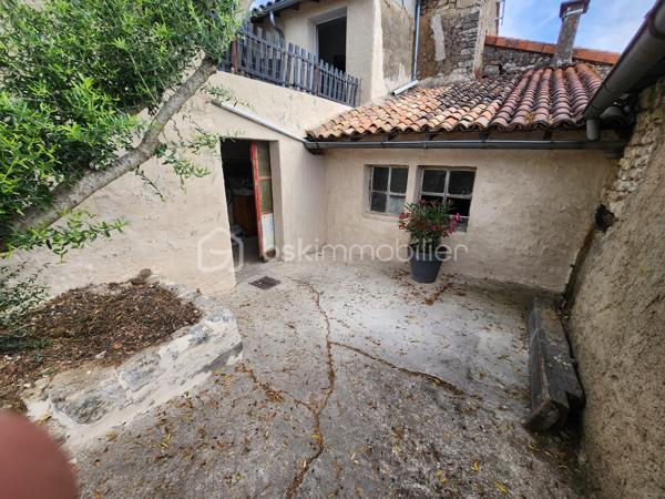 Amoureux de la pierre et des biens atypiques, cette maison est faite pour vous !

Située sur les hauteurs de Curzay-sur-vonne, dans un environnement calme et verdoyant, cette belle maison en pierre offre un cadre de vie privilégié, à proximité de la rivière et de la forêt. Son emplacement séduira les personnes en quête de tranquillité et de nature avec ses 1040m² de terrain.

Issue de la réunion de deux maisons, elle dispose aujourd'hui de deux entrées indépendantes, offrant de nombreuses possibilités : grande maison familiale, logement intergénérationnel, activité indépendante, ou encore création de deux espaces de vie distincts.

La maison se compose notamment de :

* 3 chambres,
* plusieurs pièces de vie lumineuses salon et salle à manger,
* 2 cuisines,
* une buanderie,
* une salle d'eau, une autre à rénover
* un WC à chaque étage,
* de nombreux espaces de rangement.

À l'extérieur, vous profiterez d'une superbe terrasse avec une vue dégagée sur la nature, d'un agréable jardin, d'un garage ainsi que de plusieurs dépendances, idéales pour le stockage, un atelier ou d'autres projets.

Côté prestations :

* huisseries en double vitrage PVC (une fenêtre reste en simple vitrage),
* chauffage principal avec une chaudière à pellet récente,
* poêle à bois apportant charme et confort avec bouche au plafond pour chauffer la partie nuit
* radiateurs relié au chauffage central en partie basse et radiateurs électriques à l'étage.
* tout à l'égout


Vous serez séduit par son authenticité : murs en pierre apparente, volumes atypiques, belle luminosité et atmosphère chaleureuse font de cette propriété un bien rare sur le secteur.

Une maison pleine de charme à découvrir sans tarder !

Pour tout renseignement complémentaire ou pour organiser une visite, contactez-moi.
