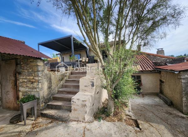Amoureux de la pierre et des biens atypiques, cette maison est faite pour vous !

Située sur les hauteurs de Curzay-sur-vonne, dans un environnement calme et verdoyant, cette belle maison en pierre offre un cadre de vie privilégié, à proximité de la rivière et de la forêt. Son emplacement séduira les personnes en quête de tranquillité et de nature avec ses 1040m² de terrain.

Issue de la réunion de deux maisons, elle dispose aujourd'hui de deux entrées indépendantes, offrant de nombreuses possibilités : grande maison familiale, logement intergénérationnel, activité indépendante, ou encore création de deux espaces de vie distincts.

La maison se compose notamment de :

* 3 chambres,
* plusieurs pièces de vie lumineuses salon et salle à manger,
* 2 cuisines,
* une buanderie,
* une salle d'eau, une autre à rénover
* un WC à chaque étage,
* de nombreux espaces de rangement.

À l'extérieur, vous profiterez d'une superbe terrasse avec une vue dégagée sur la nature, d'un agréable jardin, d'un garage ainsi que de plusieurs dépendances, idéales pour le stockage, un atelier ou d'autres projets.

Côté prestations :

* huisseries en double vitrage PVC (une fenêtre reste en simple vitrage),
* chauffage principal avec une chaudière à pellet récente,
* poêle à bois apportant charme et confort avec bouche au plafond pour chauffer la partie nuit
* radiateurs relié au chauffage central en partie basse et radiateurs électriques à l'étage.
* tout à l'égout


Vous serez séduit par son authenticité : murs en pierre apparente, volumes atypiques, belle luminosité et atmosphère chaleureuse font de cette propriété un bien rare sur le secteur.

Une maison pleine de charme à découvrir sans tarder !

Pour tout renseignement complémentaire ou pour organiser une visite, contactez-moi.