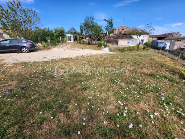 Amoureux de la pierre et des biens atypiques, cette maison est faite pour vous !

Située sur les hauteurs de Curzay-sur-vonne, dans un environnement calme et verdoyant, cette belle maison en pierre offre un cadre de vie privilégié, à proximité de la rivière et de la forêt. Son emplacement séduira les personnes en quête de tranquillité et de nature avec ses 1040m² de terrain.

Issue de la réunion de deux maisons, elle dispose aujourd'hui de deux entrées indépendantes, offrant de nombreuses possibilités : grande maison familiale, logement intergénérationnel, activité indépendante, ou encore création de deux espaces de vie distincts.

La maison se compose notamment de :

* 3 chambres,
* plusieurs pièces de vie lumineuses salon et salle à manger,
* 2 cuisines,
* une buanderie,
* une salle d'eau, une autre à rénover
* un WC à chaque étage,
* de nombreux espaces de rangement.

À l'extérieur, vous profiterez d'une superbe terrasse avec une vue dégagée sur la nature, d'un agréable jardin, d'un garage ainsi que de plusieurs dépendances, idéales pour le stockage, un atelier ou d'autres projets.

Côté prestations :

* huisseries en double vitrage PVC (une fenêtre reste en simple vitrage),
* chauffage principal avec une chaudière à pellet récente,
* poêle à bois apportant charme et confort avec bouche au plafond pour chauffer la partie nuit
* radiateurs relié au chauffage central en partie basse et radiateurs électriques à l'étage.
* tout à l'égout


Vous serez séduit par son authenticité : murs en pierre apparente, volumes atypiques, belle luminosité et atmosphère chaleureuse font de cette propriété un bien rare sur le secteur.

Une maison pleine de charme à découvrir sans tarder !

Pour tout renseignement complémentaire ou pour organiser une visite, contactez-moi.