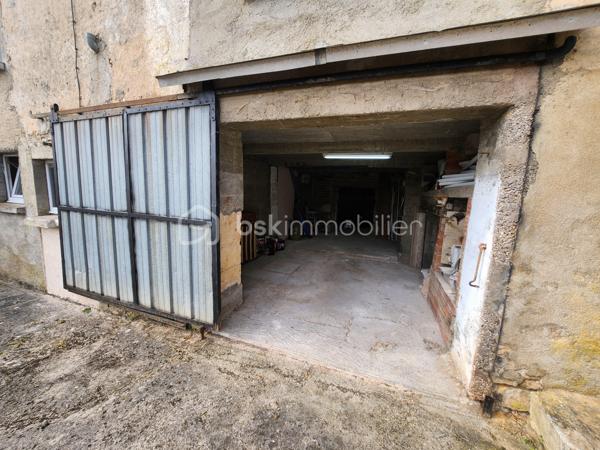 Amoureux de la pierre et des biens atypiques, cette maison est faite pour vous !

Située sur les hauteurs de Curzay-sur-vonne, dans un environnement calme et verdoyant, cette belle maison en pierre offre un cadre de vie privilégié, à proximité de la rivière et de la forêt. Son emplacement séduira les personnes en quête de tranquillité et de nature avec ses 1040m² de terrain.

Issue de la réunion de deux maisons, elle dispose aujourd'hui de deux entrées indépendantes, offrant de nombreuses possibilités : grande maison familiale, logement intergénérationnel, activité indépendante, ou encore création de deux espaces de vie distincts.

La maison se compose notamment de :

* 3 chambres,
* plusieurs pièces de vie lumineuses salon et salle à manger,
* 2 cuisines,
* une buanderie,
* une salle d'eau, une autre à rénover
* un WC à chaque étage,
* de nombreux espaces de rangement.

À l'extérieur, vous profiterez d'une superbe terrasse avec une vue dégagée sur la nature, d'un agréable jardin, d'un garage ainsi que de plusieurs dépendances, idéales pour le stockage, un atelier ou d'autres projets.

Côté prestations :

* huisseries en double vitrage PVC (une fenêtre reste en simple vitrage),
* chauffage principal avec une chaudière à pellet récente,
* poêle à bois apportant charme et confort avec bouche au plafond pour chauffer la partie nuit
* radiateurs relié au chauffage central en partie basse et radiateurs électriques à l'étage.
* tout à l'égout


Vous serez séduit par son authenticité : murs en pierre apparente, volumes atypiques, belle luminosité et atmosphère chaleureuse font de cette propriété un bien rare sur le secteur.

Une maison pleine de charme à découvrir sans tarder !

Pour tout renseignement complémentaire ou pour organiser une visite, contactez-moi.