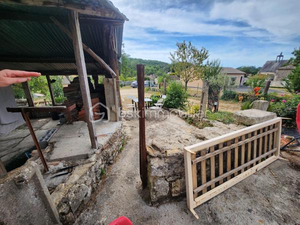 Amoureux de la pierre et des biens atypiques, cette maison est faite pour vous !

Située sur les hauteurs de Curzay-sur-vonne, dans un environnement calme et verdoyant, cette belle maison en pierre offre un cadre de vie privilégié, à proximité de la rivière et de la forêt. Son emplacement séduira les personnes en quête de tranquillité et de nature avec ses 1040m² de terrain.

Issue de la réunion de deux maisons, elle dispose aujourd'hui de deux entrées indépendantes, offrant de nombreuses possibilités : grande maison familiale, logement intergénérationnel, activité indépendante, ou encore création de deux espaces de vie distincts.

La maison se compose notamment de :

* 3 chambres,
* plusieurs pièces de vie lumineuses salon et salle à manger,
* 2 cuisines,
* une buanderie,
* une salle d'eau, une autre à rénover
* un WC à chaque étage,
* de nombreux espaces de rangement.

À l'extérieur, vous profiterez d'une superbe terrasse avec une vue dégagée sur la nature, d'un agréable jardin, d'un garage ainsi que de plusieurs dépendances, idéales pour le stockage, un atelier ou d'autres projets.

Côté prestations :

* huisseries en double vitrage PVC (une fenêtre reste en simple vitrage),
* chauffage principal avec une chaudière à pellet récente,
* poêle à bois apportant charme et confort avec bouche au plafond pour chauffer la partie nuit
* radiateurs relié au chauffage central en partie basse et radiateurs électriques à l'étage.
* tout à l'égout


Vous serez séduit par son authenticité : murs en pierre apparente, volumes atypiques, belle luminosité et atmosphère chaleureuse font de cette propriété un bien rare sur le secteur.

Une maison pleine de charme à découvrir sans tarder !

Pour tout renseignement complémentaire ou pour organiser une visite, contactez-moi.