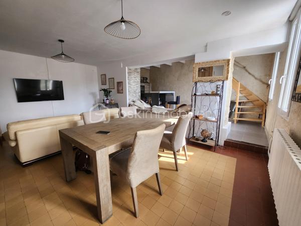 Amoureux de la pierre et des biens atypiques, cette maison est faite pour vous !

Située sur les hauteurs de Curzay-sur-vonne, dans un environnement calme et verdoyant, cette belle maison en pierre offre un cadre de vie privilégié, à proximité de la rivière et de la forêt. Son emplacement séduira les personnes en quête de tranquillité et de nature avec ses 1040m² de terrain.

Issue de la réunion de deux maisons, elle dispose aujourd'hui de deux entrées indépendantes, offrant de nombreuses possibilités : grande maison familiale, logement intergénérationnel, activité indépendante, ou encore création de deux espaces de vie distincts.

La maison se compose notamment de :

* 3 chambres,
* plusieurs pièces de vie lumineuses salon et salle à manger,
* 2 cuisines,
* une buanderie,
* une salle d'eau, une autre à rénover
* un WC à chaque étage,
* de nombreux espaces de rangement.

À l'extérieur, vous profiterez d'une superbe terrasse avec une vue dégagée sur la nature, d'un agréable jardin, d'un garage ainsi que de plusieurs dépendances, idéales pour le stockage, un atelier ou d'autres projets.

Côté prestations :

* huisseries en double vitrage PVC (une fenêtre reste en simple vitrage),
* chauffage principal avec une chaudière à pellet récente,
* poêle à bois apportant charme et confort avec bouche au plafond pour chauffer la partie nuit
* radiateurs relié au chauffage central en partie basse et radiateurs électriques à l'étage.
* tout à l'égout


Vous serez séduit par son authenticité : murs en pierre apparente, volumes atypiques, belle luminosité et atmosphère chaleureuse font de cette propriété un bien rare sur le secteur.

Une maison pleine de charme à découvrir sans tarder !

Pour tout renseignement complémentaire ou pour organiser une visite, contactez-moi.