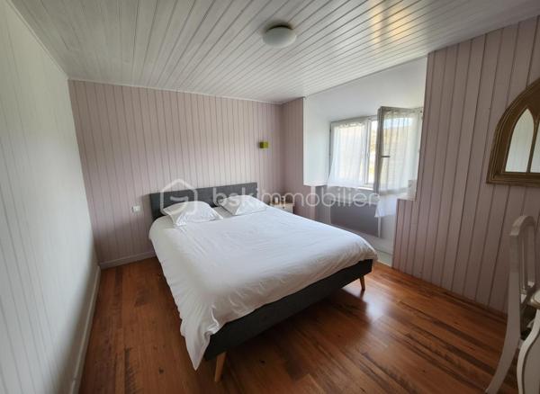 Amoureux de la pierre et des biens atypiques, cette maison est faite pour vous !

Située sur les hauteurs de Curzay-sur-vonne, dans un environnement calme et verdoyant, cette belle maison en pierre offre un cadre de vie privilégié, à proximité de la rivière et de la forêt. Son emplacement séduira les personnes en quête de tranquillité et de nature avec ses 1040m² de terrain.

Issue de la réunion de deux maisons, elle dispose aujourd'hui de deux entrées indépendantes, offrant de nombreuses possibilités : grande maison familiale, logement intergénérationnel, activité indépendante, ou encore création de deux espaces de vie distincts.

La maison se compose notamment de :

* 3 chambres,
* plusieurs pièces de vie lumineuses salon et salle à manger,
* 2 cuisines,
* une buanderie,
* une salle d'eau, une autre à rénover
* un WC à chaque étage,
* de nombreux espaces de rangement.

À l'extérieur, vous profiterez d'une superbe terrasse avec une vue dégagée sur la nature, d'un agréable jardin, d'un garage ainsi que de plusieurs dépendances, idéales pour le stockage, un atelier ou d'autres projets.

Côté prestations :

* huisseries en double vitrage PVC (une fenêtre reste en simple vitrage),
* chauffage principal avec une chaudière à pellet récente,
* poêle à bois apportant charme et confort avec bouche au plafond pour chauffer la partie nuit
* radiateurs relié au chauffage central en partie basse et radiateurs électriques à l'étage.
* tout à l'égout


Vous serez séduit par son authenticité : murs en pierre apparente, volumes atypiques, belle luminosité et atmosphère chaleureuse font de cette propriété un bien rare sur le secteur.

Une maison pleine de charme à découvrir sans tarder !

Pour tout renseignement complémentaire ou pour organiser une visite, contactez-moi.