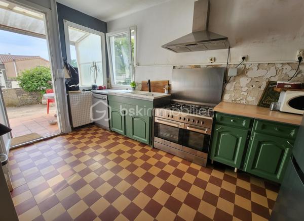 Amoureux de la pierre et des biens atypiques, cette maison est faite pour vous !

Située sur les hauteurs de Curzay-sur-vonne, dans un environnement calme et verdoyant, cette belle maison en pierre offre un cadre de vie privilégié, à proximité de la rivière et de la forêt. Son emplacement séduira les personnes en quête de tranquillité et de nature avec ses 1040m² de terrain.

Issue de la réunion de deux maisons, elle dispose aujourd'hui de deux entrées indépendantes, offrant de nombreuses possibilités : grande maison familiale, logement intergénérationnel, activité indépendante, ou encore création de deux espaces de vie distincts.

La maison se compose notamment de :

* 3 chambres,
* plusieurs pièces de vie lumineuses salon et salle à manger,
* 2 cuisines,
* une buanderie,
* une salle d'eau, une autre à rénover
* un WC à chaque étage,
* de nombreux espaces de rangement.

À l'extérieur, vous profiterez d'une superbe terrasse avec une vue dégagée sur la nature, d'un agréable jardin, d'un garage ainsi que de plusieurs dépendances, idéales pour le stockage, un atelier ou d'autres projets.

Côté prestations :

* huisseries en double vitrage PVC (une fenêtre reste en simple vitrage),
* chauffage principal avec une chaudière à pellet récente,
* poêle à bois apportant charme et confort avec bouche au plafond pour chauffer la partie nuit
* radiateurs relié au chauffage central en partie basse et radiateurs électriques à l'étage.
* tout à l'égout


Vous serez séduit par son authenticité : murs en pierre apparente, volumes atypiques, belle luminosité et atmosphère chaleureuse font de cette propriété un bien rare sur le secteur.

Une maison pleine de charme à découvrir sans tarder !

Pour tout renseignement complémentaire ou pour organiser une visite, contactez-moi.