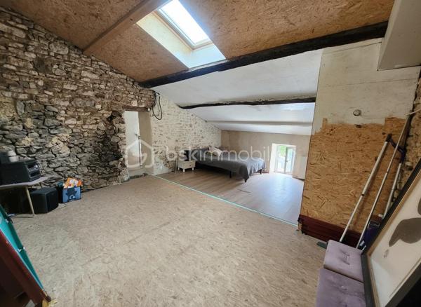 Amoureux de la pierre et des biens atypiques, cette maison est faite pour vous !

Située sur les hauteurs de Curzay-sur-vonne, dans un environnement calme et verdoyant, cette belle maison en pierre offre un cadre de vie privilégié, à proximité de la rivière et de la forêt. Son emplacement séduira les personnes en quête de tranquillité et de nature avec ses 1040m² de terrain.

Issue de la réunion de deux maisons, elle dispose aujourd'hui de deux entrées indépendantes, offrant de nombreuses possibilités : grande maison familiale, logement intergénérationnel, activité indépendante, ou encore création de deux espaces de vie distincts.

La maison se compose notamment de :

* 3 chambres,
* plusieurs pièces de vie lumineuses salon et salle à manger,
* 2 cuisines,
* une buanderie,
* une salle d'eau, une autre à rénover
* un WC à chaque étage,
* de nombreux espaces de rangement.

À l'extérieur, vous profiterez d'une superbe terrasse avec une vue dégagée sur la nature, d'un agréable jardin, d'un garage ainsi que de plusieurs dépendances, idéales pour le stockage, un atelier ou d'autres projets.

Côté prestations :

* huisseries en double vitrage PVC (une fenêtre reste en simple vitrage),
* chauffage principal avec une chaudière à pellet récente,
* poêle à bois apportant charme et confort avec bouche au plafond pour chauffer la partie nuit
* radiateurs relié au chauffage central en partie basse et radiateurs électriques à l'étage.
* tout à l'égout


Vous serez séduit par son authenticité : murs en pierre apparente, volumes atypiques, belle luminosité et atmosphère chaleureuse font de cette propriété un bien rare sur le secteur.

Une maison pleine de charme à découvrir sans tarder !

Pour tout renseignement complémentaire ou pour organiser une visite, contactez-moi.
