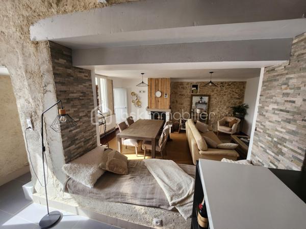 Amoureux de la pierre et des biens atypiques, cette maison est faite pour vous !

Située sur les hauteurs de Curzay-sur-vonne, dans un environnement calme et verdoyant, cette belle maison en pierre offre un cadre de vie privilégié, à proximité de la rivière et de la forêt. Son emplacement séduira les personnes en quête de tranquillité et de nature avec ses 1040m² de terrain.

Issue de la réunion de deux maisons, elle dispose aujourd'hui de deux entrées indépendantes, offrant de nombreuses possibilités : grande maison familiale, logement intergénérationnel, activité indépendante, ou encore création de deux espaces de vie distincts.

La maison se compose notamment de :

* 3 chambres,
* plusieurs pièces de vie lumineuses salon et salle à manger,
* 2 cuisines,
* une buanderie,
* une salle d'eau, une autre à rénover
* un WC à chaque étage,
* de nombreux espaces de rangement.

À l'extérieur, vous profiterez d'une superbe terrasse avec une vue dégagée sur la nature, d'un agréable jardin, d'un garage ainsi que de plusieurs dépendances, idéales pour le stockage, un atelier ou d'autres projets.

Côté prestations :

* huisseries en double vitrage PVC (une fenêtre reste en simple vitrage),
* chauffage principal avec une chaudière à pellet récente,
* poêle à bois apportant charme et confort avec bouche au plafond pour chauffer la partie nuit
* radiateurs relié au chauffage central en partie basse et radiateurs électriques à l'étage.
* tout à l'égout


Vous serez séduit par son authenticité : murs en pierre apparente, volumes atypiques, belle luminosité et atmosphère chaleureuse font de cette propriété un bien rare sur le secteur.

Une maison pleine de charme à découvrir sans tarder !

Pour tout renseignement complémentaire ou pour organiser une visite, contactez-moi.