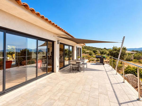 FIGARI , VILLA CONTEMPORAINE AVEC POTENTIEL INDÉPENDANT