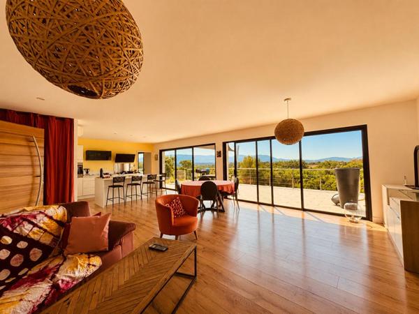 FIGARI , VILLA CONTEMPORAINE AVEC POTENTIEL INDÉPENDANT