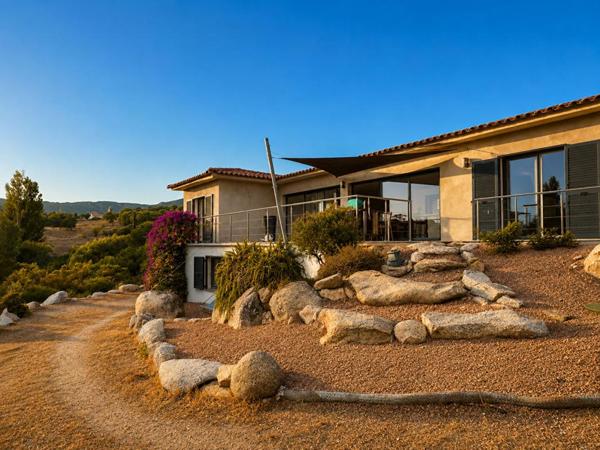 FIGARI , VILLA CONTEMPORAINE AVEC POTENTIEL INDÉPENDANT