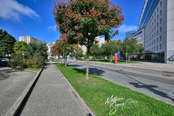 CLUIRE - Appartement 1 Pièce avec terrasse et place de stationnement couverte