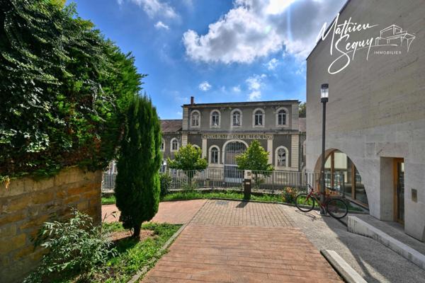 CLUIRE - Appartement 1 Pièce avec terrasse et place de stationnement couverte