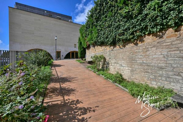 CLUIRE - Appartement 1 Pièce avec terrasse et place de stationnement couverte