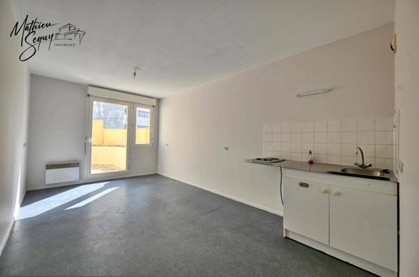 CLUIRE - Appartement 1 Pièce avec terrasse et place de stationnement couverte