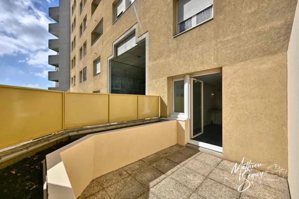 CLUIRE - Appartement 1 Pièce avec terrasse et place de stationnement couverte