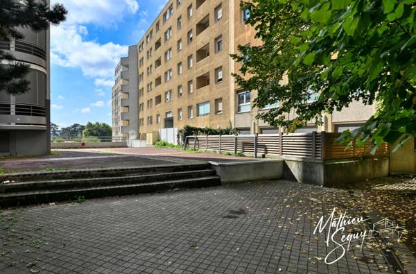CLUIRE - Appartement 1 Pièce avec terrasse et place de stationnement couverte