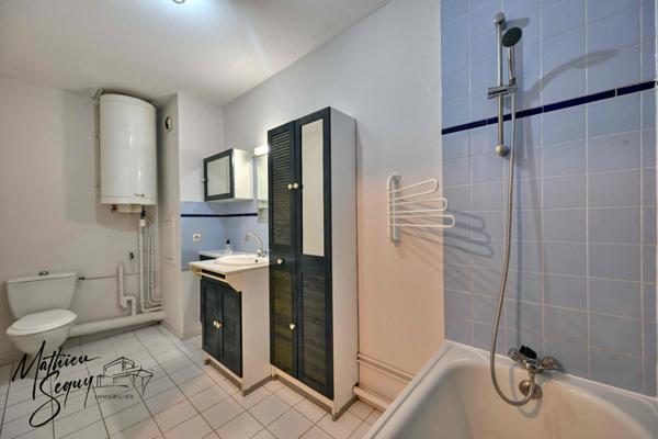 CLUIRE - Appartement 1 Pièce avec terrasse et place de stationnement couverte