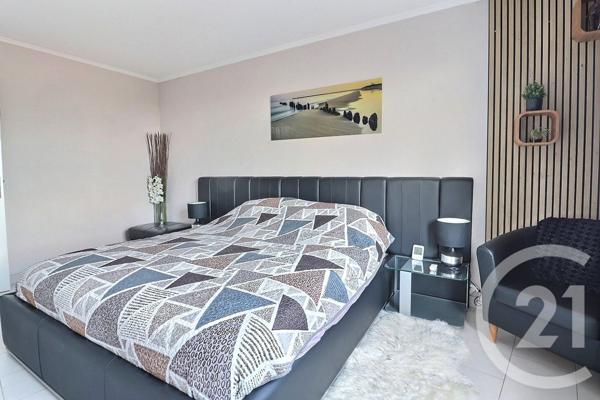 Appartement F5 à vendre  5 pièces - 110,82 m2 VAUJOURS - 93