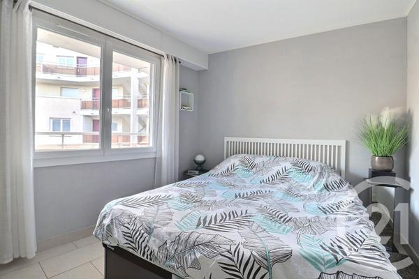 Appartement F5 à vendre  5 pièces - 110,82 m2 VAUJOURS - 93