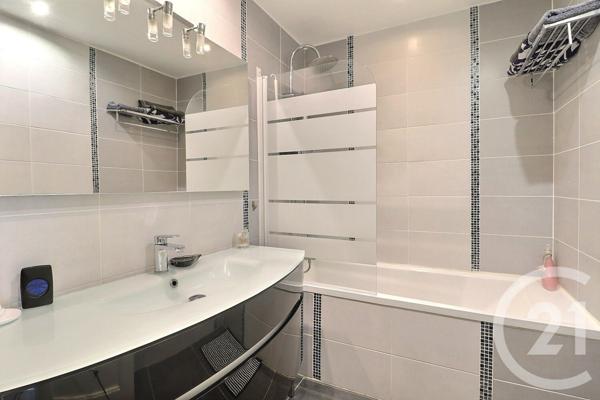 Appartement F5 à vendre  5 pièces - 110,82 m2 VAUJOURS - 93