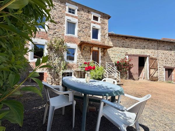 MAISON DE BOURG DE 100 M2, 3 CHAMBRES, TERRAIN ATTENANT DE 371 M2 + 2450 M2 INDÉPENDANT, 200 M2 DE DÉPENDANCES, CAVES, FIBRE OPTIQUE, DOUBLE VITRAGE PVC AVEC VOLETS ROULANTS SOLAIRES, TOUT-À-L'ÉGOUT