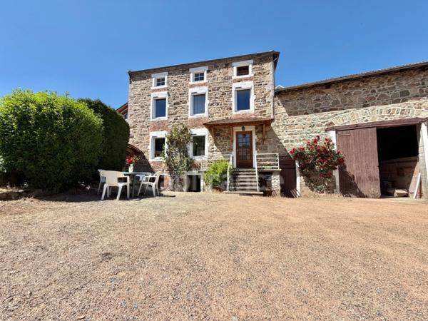 MAISON DE BOURG DE 100 M2, 3 CHAMBRES, TERRAIN ATTENANT DE 371 M2 + 2450 M2 INDÉPENDANT, 200 M2 DE DÉPENDANCES, CAVES, FIBRE OPTIQUE, DOUBLE VITRAGE PVC AVEC VOLETS ROULANTS SOLAIRES, TOUT-À-L'ÉGOUT
