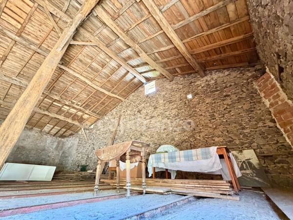 MAISON DE BOURG DE 100 M2, 3 CHAMBRES, TERRAIN ATTENANT DE 371 M2 + 2450 M2 INDÉPENDANT, 200 M2 DE DÉPENDANCES, CAVES, FIBRE OPTIQUE, DOUBLE VITRAGE PVC AVEC VOLETS ROULANTS SOLAIRES, TOUT-À-L'ÉGOUT