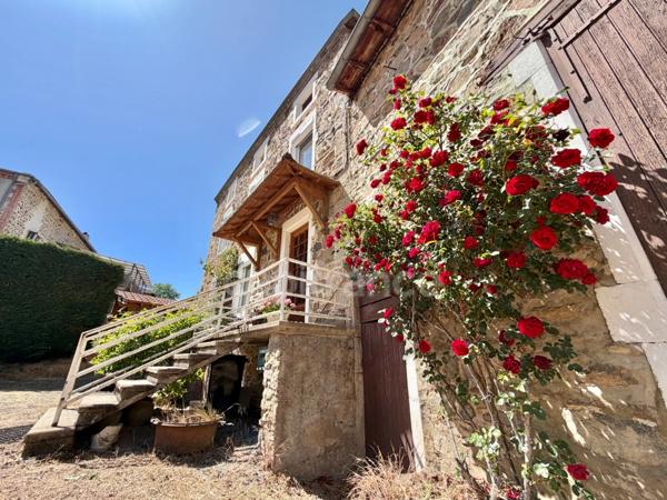 MAISON DE BOURG DE 100 M2, 3 CHAMBRES, TERRAIN ATTENANT DE 371 M2 + 2450 M2 INDÉPENDANT, 200 M2 DE DÉPENDANCES, CAVES, FIBRE OPTIQUE, DOUBLE VITRAGE PVC AVEC VOLETS ROULANTS SOLAIRES, TOUT-À-L'ÉGOUT