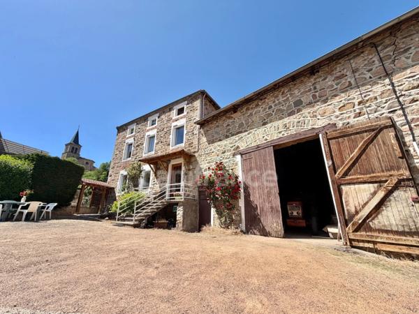 MAISON DE BOURG DE 100 M2, 3 CHAMBRES, TERRAIN ATTENANT DE 371 M2 + 2450 M2 INDÉPENDANT, 200 M2 DE DÉPENDANCES, CAVES, FIBRE OPTIQUE, DOUBLE VITRAGE PVC AVEC VOLETS ROULANTS SOLAIRES, TOUT-À-L'ÉGOUT