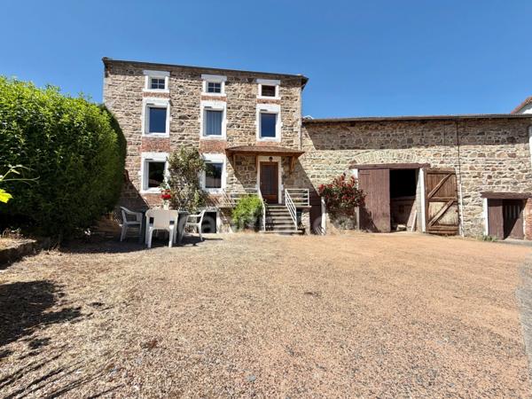 MAISON DE BOURG DE 100 M2, 3 CHAMBRES, TERRAIN ATTENANT DE 371 M2 + 2450 M2 INDÉPENDANT, 200 M2 DE DÉPENDANCES, CAVES, FIBRE OPTIQUE, DOUBLE VITRAGE PVC AVEC VOLETS ROULANTS SOLAIRES, TOUT-À-L'ÉGOUT
