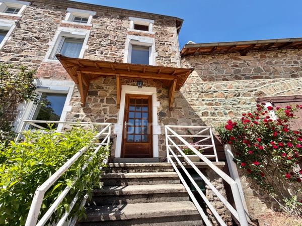 MAISON DE BOURG DE 100 M2, 3 CHAMBRES, TERRAIN ATTENANT DE 371 M2 + 2450 M2 INDÉPENDANT, 200 M2 DE DÉPENDANCES, CAVES, FIBRE OPTIQUE, DOUBLE VITRAGE PVC AVEC VOLETS ROULANTS SOLAIRES, TOUT-À-L'ÉGOUT