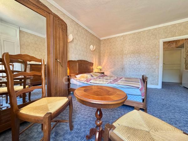 MAISON DE BOURG DE 100 M2, 3 CHAMBRES, TERRAIN ATTENANT DE 371 M2 + 2450 M2 INDÉPENDANT, 200 M2 DE DÉPENDANCES, CAVES, FIBRE OPTIQUE, DOUBLE VITRAGE PVC AVEC VOLETS ROULANTS SOLAIRES, TOUT-À-L'ÉGOUT