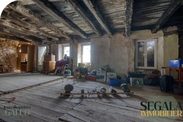 Maison à rénover – 250 m² au sol, cour et jardin constructible