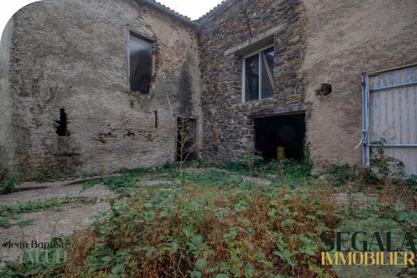 Maison à rénover – 250 m² au sol, cour et jardin constructible