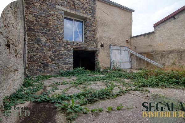 Maison à rénover – 250 m² au sol, cour et jardin constructible