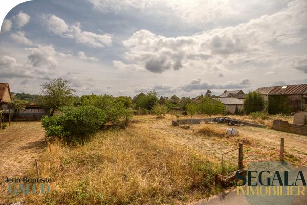 Maison à rénover – 250 m² au sol, cour et jardin constructible