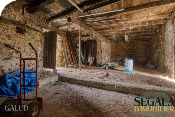 Maison à rénover – 250 m² au sol, cour et jardin constructible