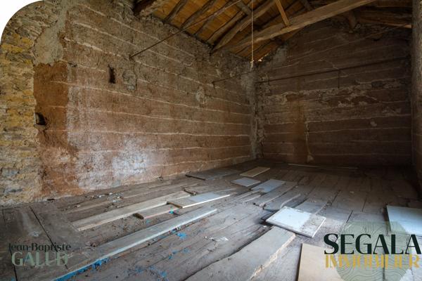 Maison à rénover – 250 m² au sol, cour et jardin constructible