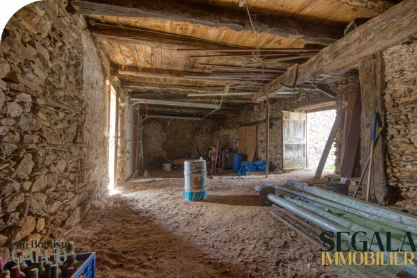 Maison à rénover – 250 m² au sol, cour et jardin constructible