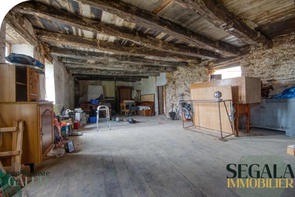 Maison à rénover – 250 m² au sol, cour et jardin constructible