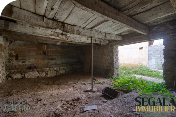 Maison à rénover – 250 m² au sol, cour et jardin constructible