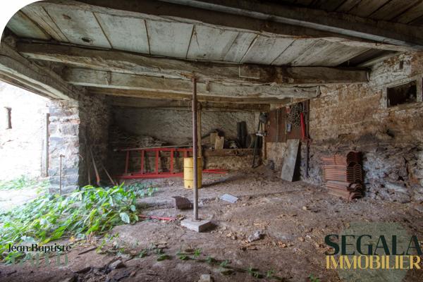 Maison à rénover – 250 m² au sol, cour et jardin constructible