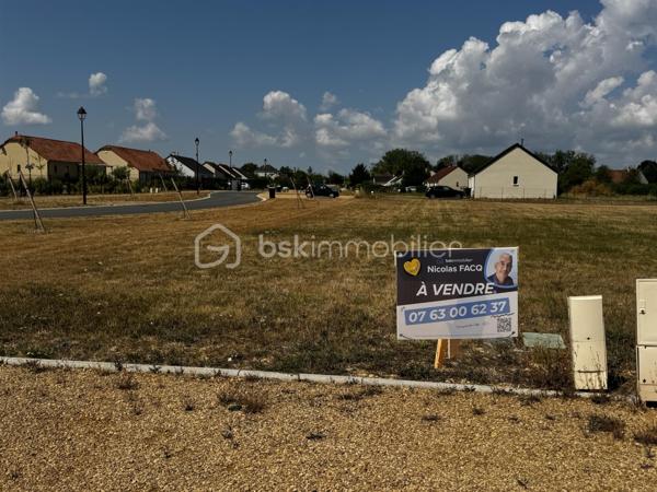 Vous avez un projet de construction ? Je propose à la vente, en exclusivité, 8 terrains à bâtir situés au sein d’un lotissement établi sur la commune de Vinon (18300). Les premières constructions ont été réalisées dès 2016 : vous vous installez ainsi dans un environnement calme, résidentiel et déjà structuré.

Caractéristiques des parcelles :
- Surfaces : Parcelles allant de 955 m² à 1170 m². Des surfaces pensées pour implanter confortablement votre maison individuelle tout en conservant un extérieur privatif agréable.
- Viabilisation : Terrains viabilisés. L’assainissement individuel est à prévoir.
- Liberté de construction : Libre choix du constructeur pour vous permettre de réaliser le projet qui correspond précisément à vos besoins et à votre budget.

Pourquoi s’implanter à Vinon ?
La commune offre un cadre de vie pratique et organisé pour les familles, avec des services essentiels à proximité :
- Scolarité : Organisation via un RPI intercommunal (maternelle, primaire et collège, avec les classes de CM1-CM2 à Vinon).
- Services aux familles : Garderie disponible de 7h30 à 18h30, cantine scolaire située à l’ESAT de Veaugues, et ramassage scolaire.
- Vie locale : Présence sur la commune d'un café-restaurant et d'un service postal.
- Localisation : Commune dynamique rattachée à la Communauté de Communes du Sancerrois, Pays Fort, Val de Loire.

En tant que mandataire, je suis à votre disposition pour vous transmettre les plans et les modalités d’acquisition de chaque lot.
Vous souhaitez obtenir des renseignements complémentaires ou organiser une visite ?
Je suis à votre entière disposition.
