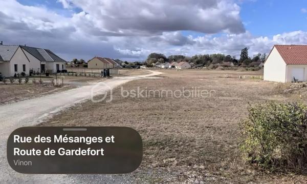 Vous avez un projet de construction ? Je propose à la vente, en exclusivité, 8 terrains à bâtir situés au sein d’un lotissement établi sur la commune de Vinon (18300). Les premières constructions ont été réalisées dès 2016 : vous vous installez ainsi dans un environnement calme, résidentiel et déjà structuré.

Caractéristiques des parcelles :
- Surfaces : Parcelles allant de 955 m² à 1170 m². Des surfaces pensées pour implanter confortablement votre maison individuelle tout en conservant un extérieur privatif agréable.
- Viabilisation : Terrains viabilisés. L’assainissement individuel est à prévoir.
- Liberté de construction : Libre choix du constructeur pour vous permettre de réaliser le projet qui correspond précisément à vos besoins et à votre budget.

Pourquoi s’implanter à Vinon ?
La commune offre un cadre de vie pratique et organisé pour les familles, avec des services essentiels à proximité :
- Scolarité : Organisation via un RPI intercommunal (maternelle, primaire et collège, avec les classes de CM1-CM2 à Vinon).
- Services aux familles : Garderie disponible de 7h30 à 18h30, cantine scolaire située à l’ESAT de Veaugues, et ramassage scolaire.
- Vie locale : Présence sur la commune d'un café-restaurant et d'un service postal.
- Localisation : Commune dynamique rattachée à la Communauté de Communes du Sancerrois, Pays Fort, Val de Loire.

En tant que mandataire, je suis à votre disposition pour vous transmettre les plans et les modalités d’acquisition de chaque lot.
Vous souhaitez obtenir des renseignements complémentaires ou organiser une visite ?
Je suis à votre entière disposition.
